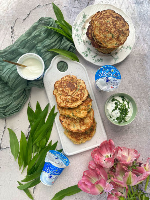 Ovesné placičky s medvědím česnekem a jogurtem