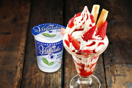 Pohár s ovocem a Kysanou smetanou z Valašska